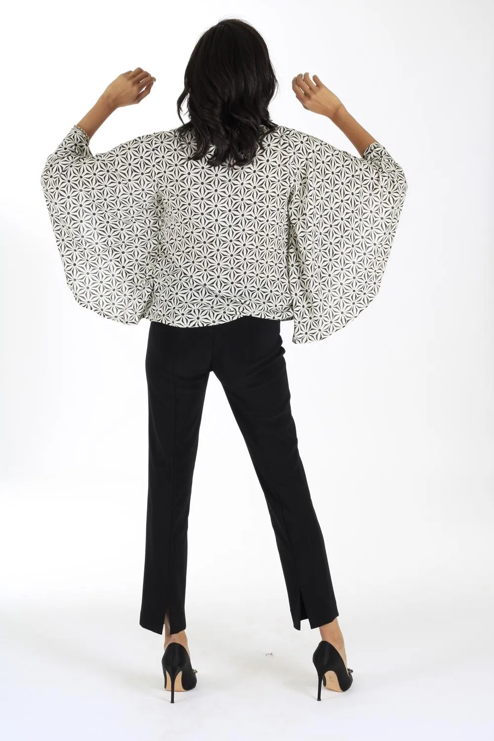 FLARED SLEEVE PONCHO TOP IN BLACKISH CREAM